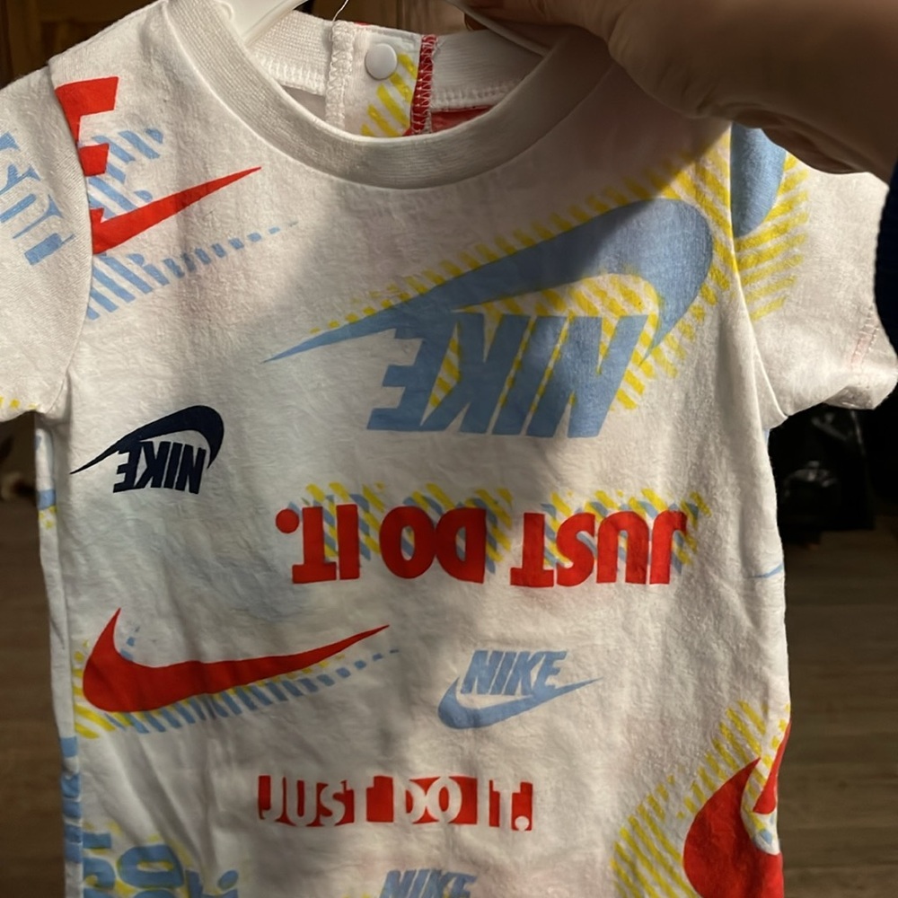 Nike - Picture 5 of 8